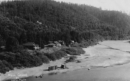 Beach downstream from Patterson Point.  The Turret House is visible along with 5 changing booths and windbreak on the beach. Pre-1911.